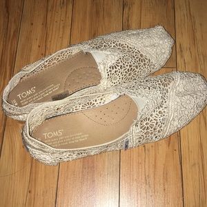 White lace Toms